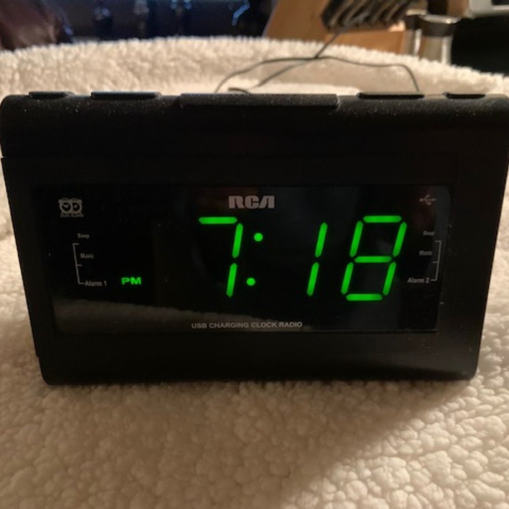 RCA Clock Radio with Alarm  USB Charging